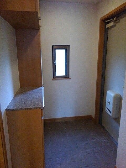 物件内観写真12　(明るい玄関です)