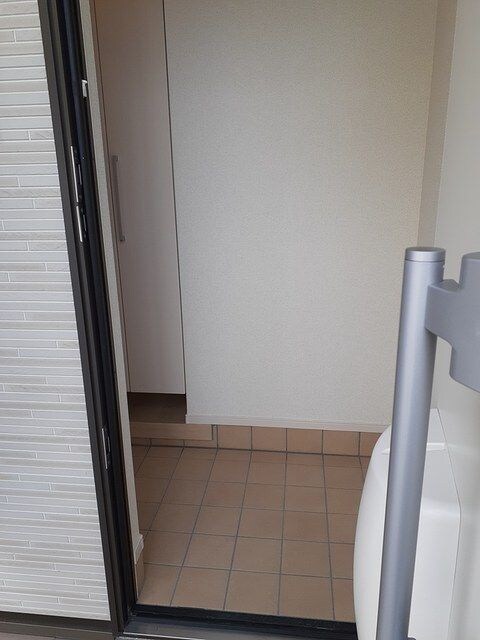 物件内観写真12　(収納もある玄関です)