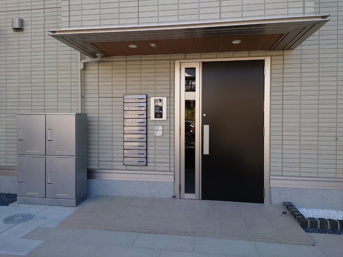 物件外観写真2　(落ち着いたエントランスです)
