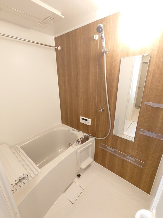 物件内観写真6　(日々の疲れを癒すお風呂付です)