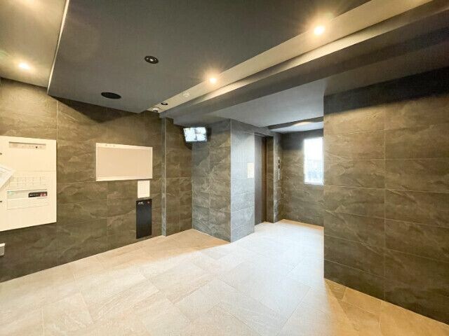 物件外観写真2　(ゆとりのあるロビーです)