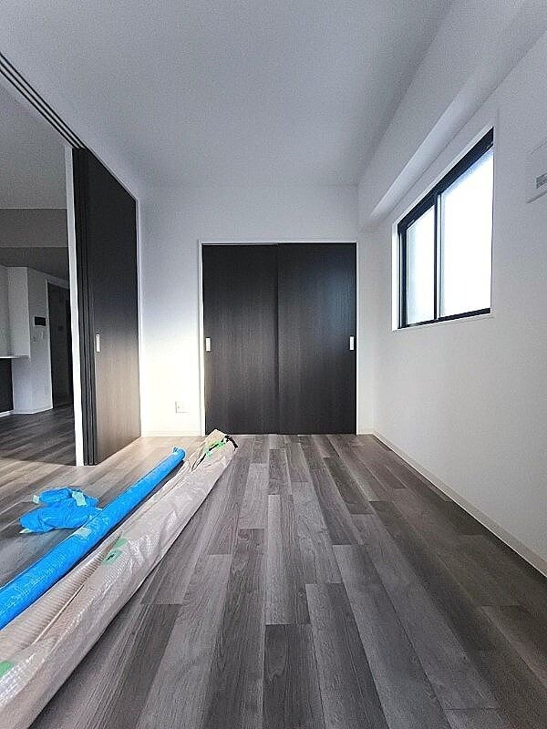 物件内観写真15　(落ち着いた色調の寝室です)