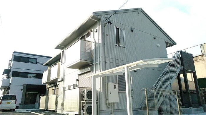 物件外観写真1　(落ち着いた雰囲気の外観です)