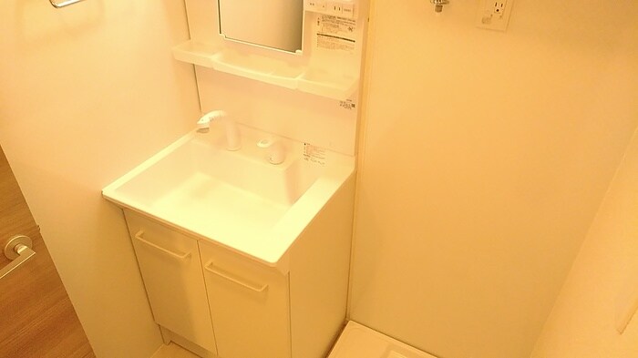 物件内観写真5　(コンパクトで使いやすい洗面所)