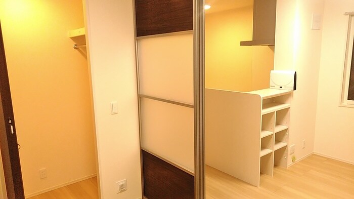 物件内観写真8　(広々とした洋室です)