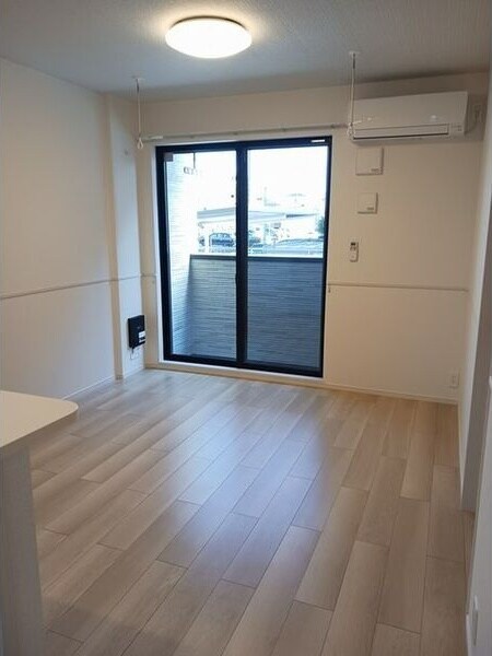 物件内観写真2　(ゆったり過ごせる居間です)