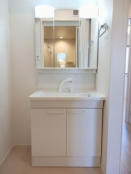 物件内観写真5　(独立洗面台あり、毎朝おしゃれに忙しい女性の方におすすめです)