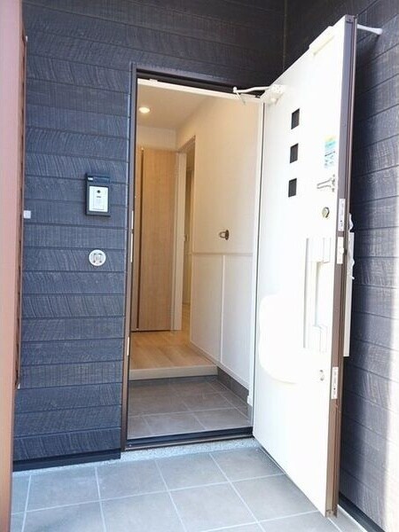 物件内観写真10　(落ち着いた玄関です)