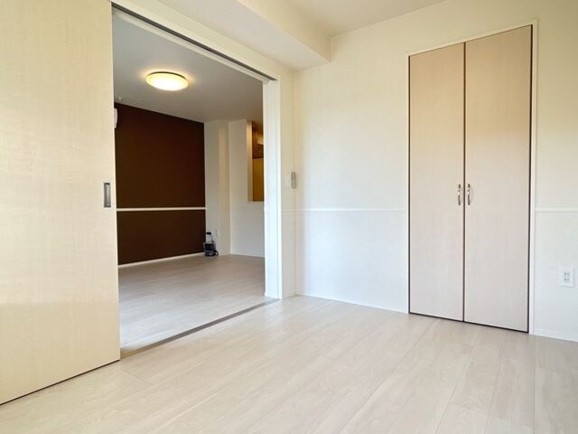 物件内観写真9　(落ち着いた色調の洋室です)