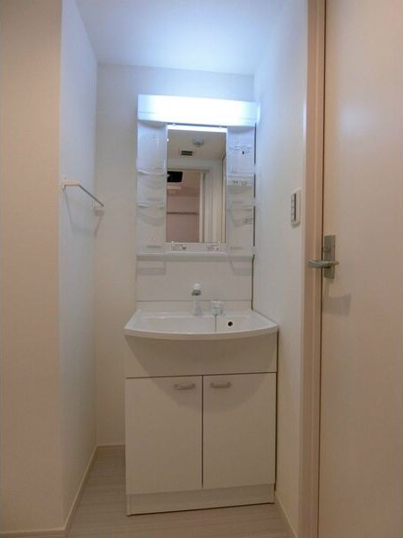 物件内観写真5　(明るい洗面所です)