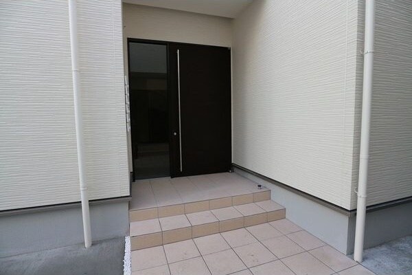 物件外観写真2　(エントランスです)