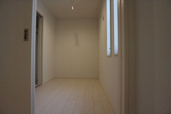 物件内観写真9　(広くて明るい寝室)