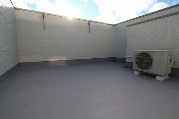 物件内観写真12　(開放的で明るい空間を演出してくれるバルコニーです)