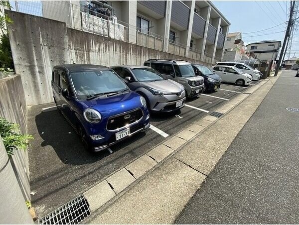 物件外観写真4　(駐車場に車を止められます)
