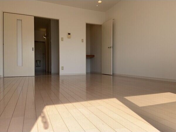 物件内観写真8　(ゆったりとした居間です)