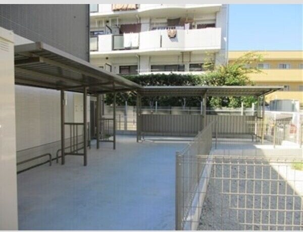 物件外観写真2　(駐車場に車を止められます)