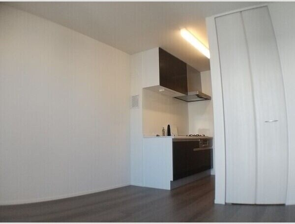 物件内観写真4　(ゆったりとした居間です)