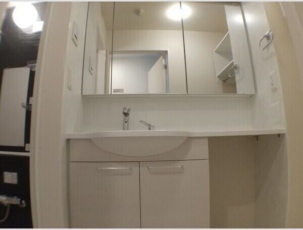 物件内観写真7　(忙しい朝には欠かせない洗面所です)