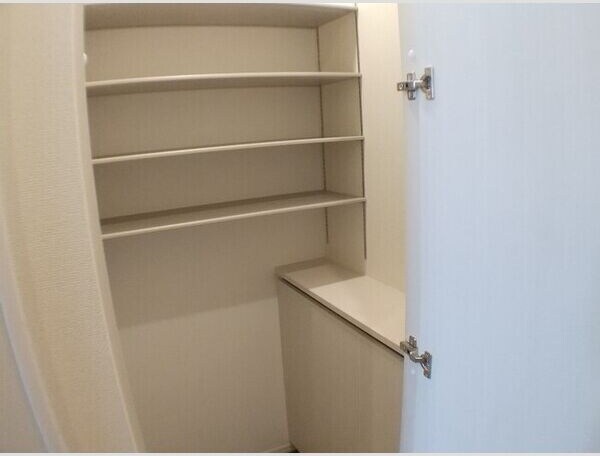 物件内観写真10　(きれいな玄関です)