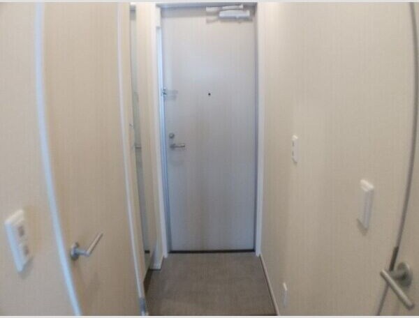 物件内観写真11　(収納もある玄関です)