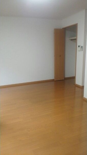 物件内観写真2　(こちらのリビングで趣味の時間をお楽しみください)