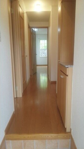 物件内観写真11　(ゆったりとした玄関です)