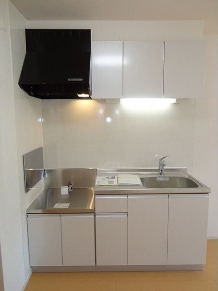 物件内観写真3　(コンパクトなキッチンで掃除もラクラク)