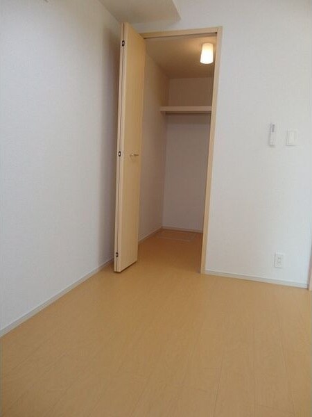 物件内観写真8　(落ち着いた色調の洋室です)