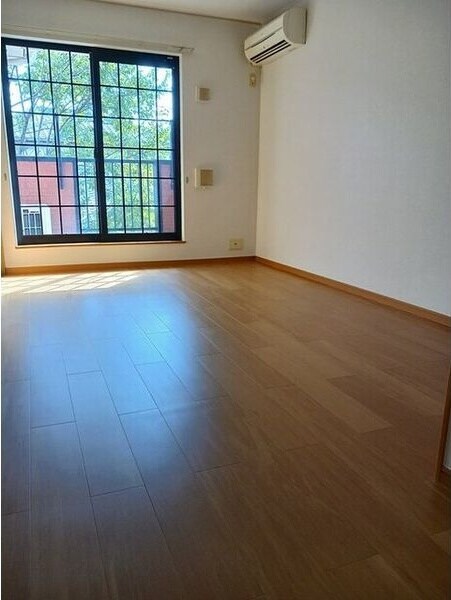 物件内観写真2　(おしゃれな居間です)