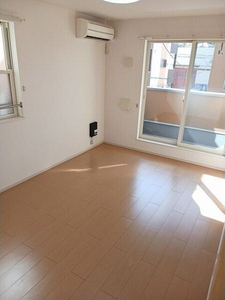 物件内観写真2　(ゆったり過ごせるリビングです)