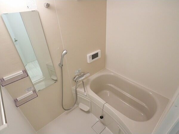 物件内観写真6　(きれいなお風呂です)