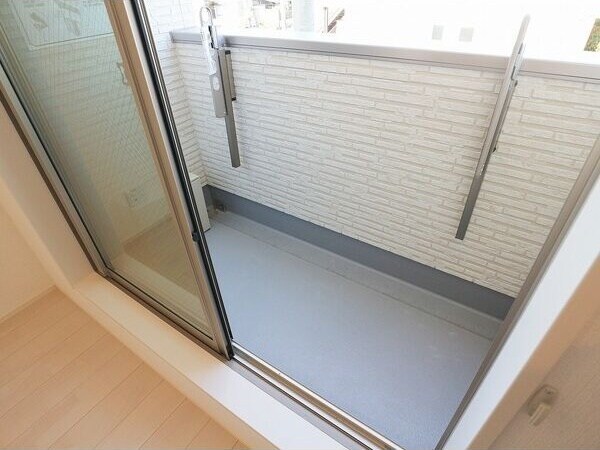 物件内観写真11　(お洗濯にも便利なバルコニー付き)
