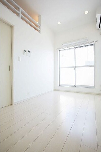 物件内観写真2　(ゆったりとした居間です)