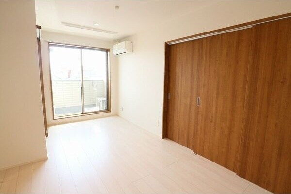 物件内観写真5　(ゆったり過ごせる居間です)