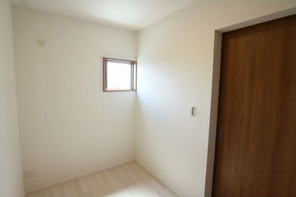 物件内観写真11　(落ち着いて過ごせるお部屋なので、寝室にいかがでしょうか)