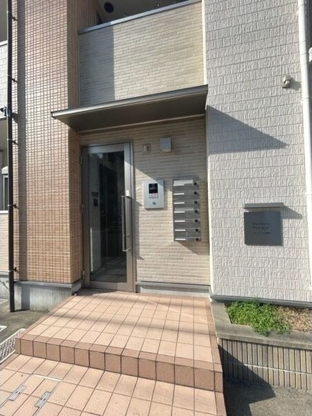 物件内観写真12　(ゆったりとした玄関です)