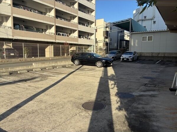 物件外観写真4　(駐車場です)