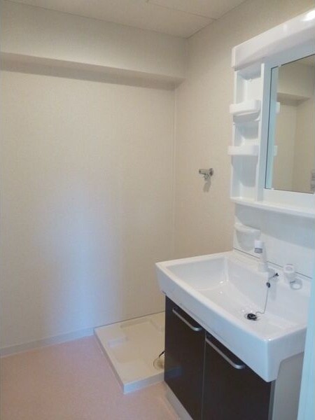 物件内観写真8　(広い洗面スペース)