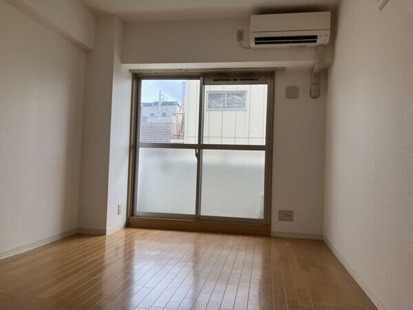 物件内観写真2　(ゆったりとした居間です)