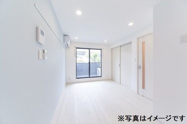 物件内観写真2　(こちらのリビングで趣味の時間をお楽しみください)