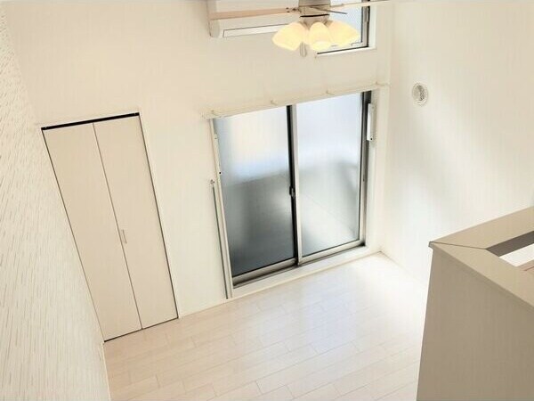 物件内観写真2　(こちらのリビングで趣味の時間をお楽しみください)