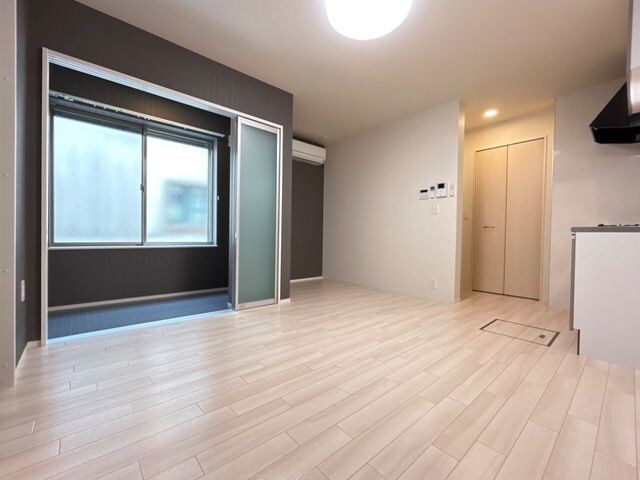 物件内観写真2　(ゆったり過ごせる居間です)