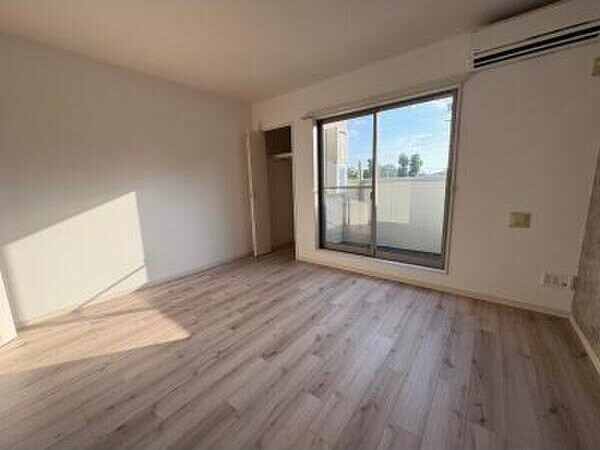 物件内観写真2　(使いやすいリビングです)