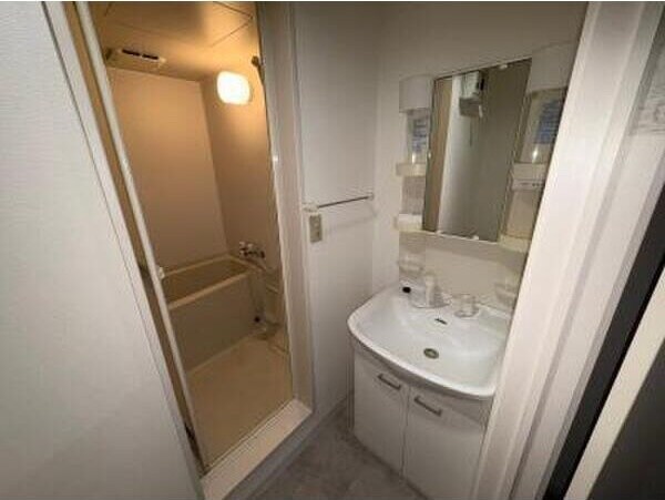 物件内観写真5　(明るい洗面所です)