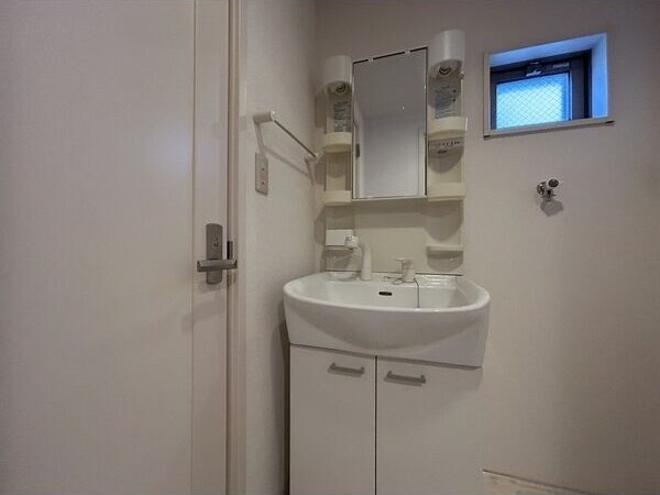 物件内観写真4　(明るい洗面所です)