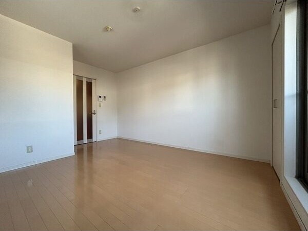 物件内観写真7　(明るい洋室です)