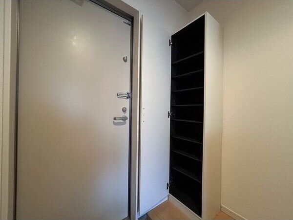 物件内観写真9　(明るい玄関です)