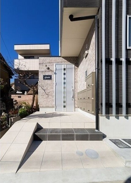 物件外観写真2　(落ち着いたエントランスです)