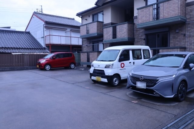 物件外観写真2　(駐車場完備です)