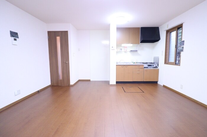 物件内観写真3　(ゆったりとした居間です)